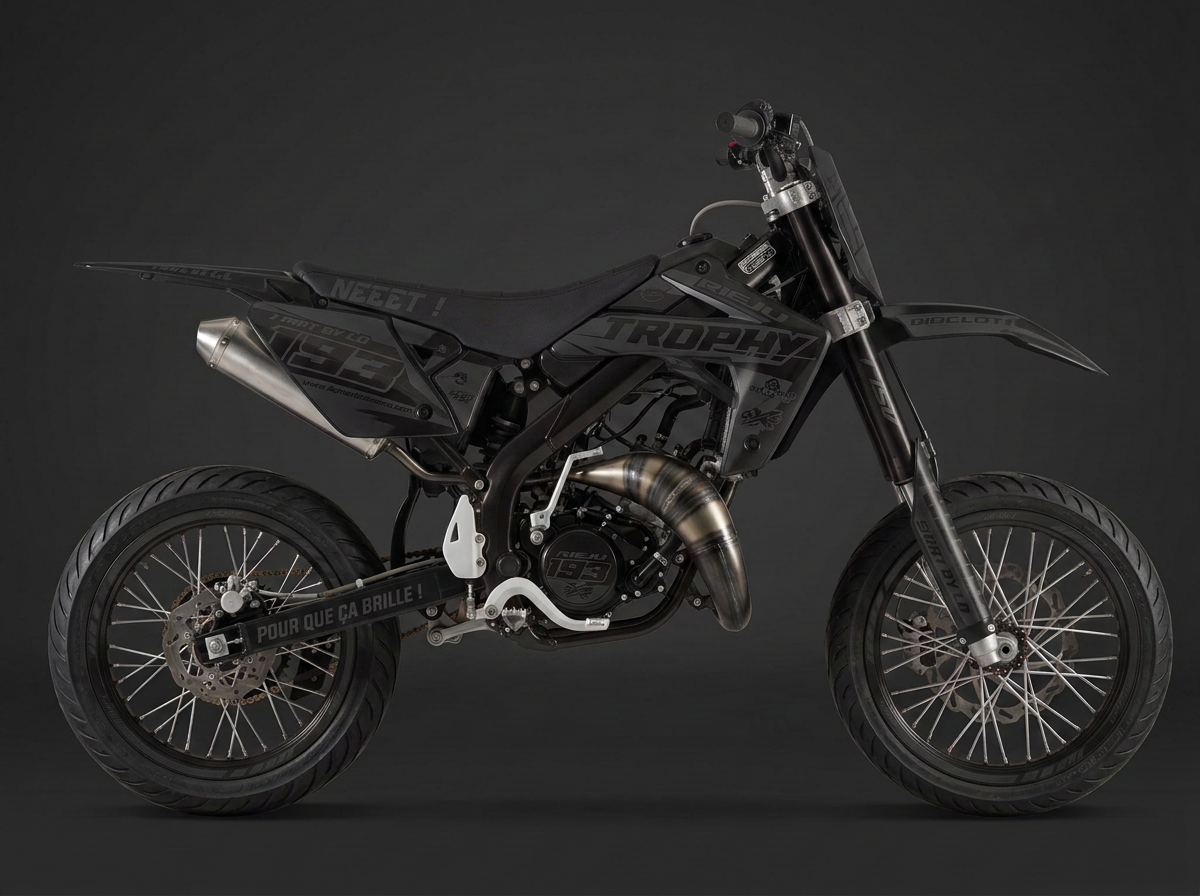 Kit déco Night Ops posé sur une moto 50cc supermotard, vue de profil